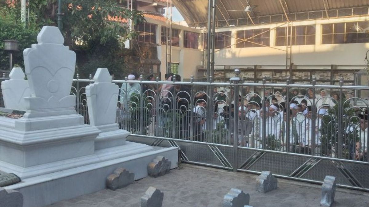 Anies-Muhaimin Ziarah ke Makam Sunan Ampel di Surabaya