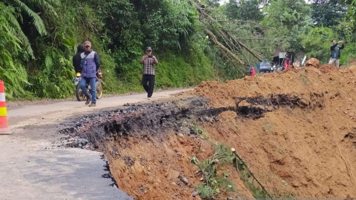 Mohon Bersabar! Dinas PU Butuh 2 Minggu untuk Memperbaiki Jalur Amblas di Tanggeung-Cianjur, Jawa Barat