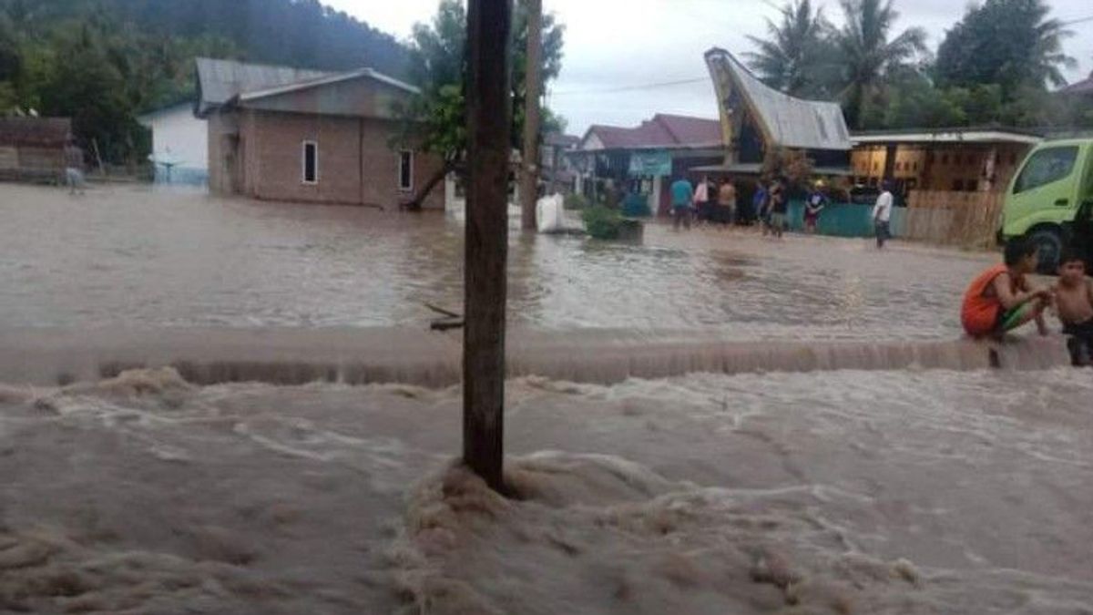 Floods Submerge Hundreds Of Houses In Mamuju, Sulbar