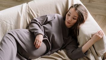 建议睡在倾斜上， 这就是为什么孕妇被禁止躺在他们的背上的原因
