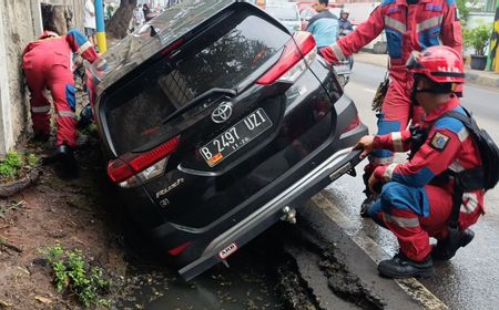 Ngantuk saat Berangkat Kerja, Sopir Toyota Rush Teperosok ke Saluran Air di Tipar Cakung