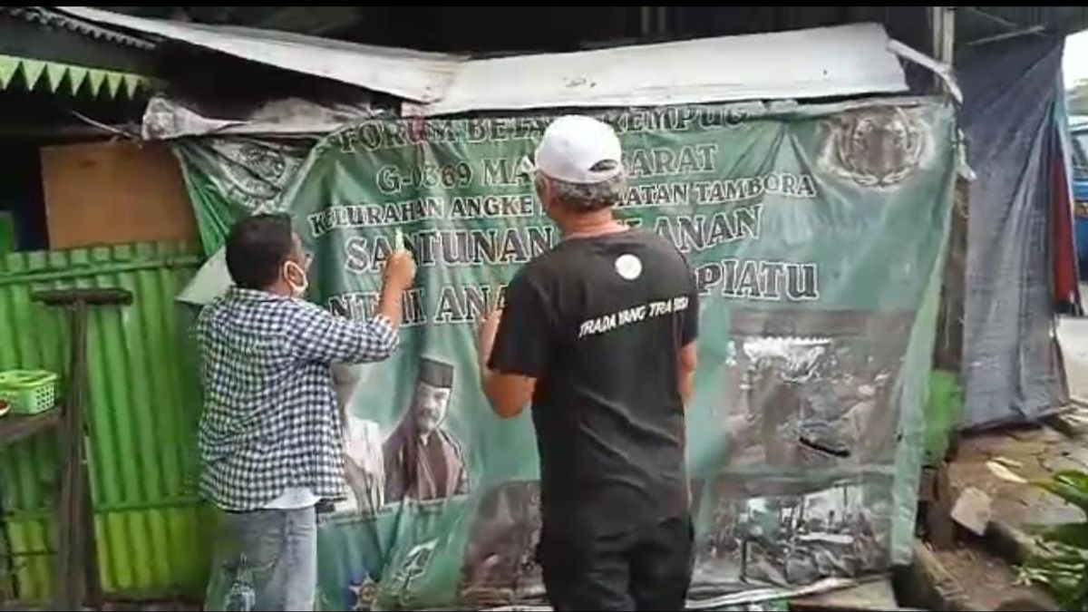 The Head Of The Tambora Regional Organization For West Jakarta Removes The Flag And Attributes To Avoid Clashes