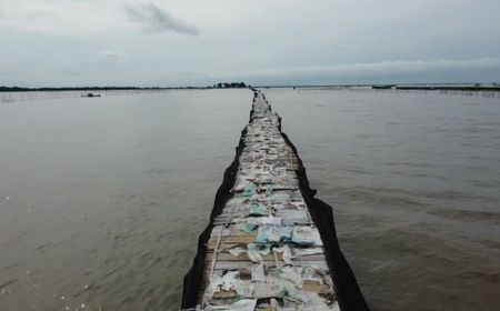 Nelayan Saksikan Puluhan Orang Pasang Pagar Laut Tangerang