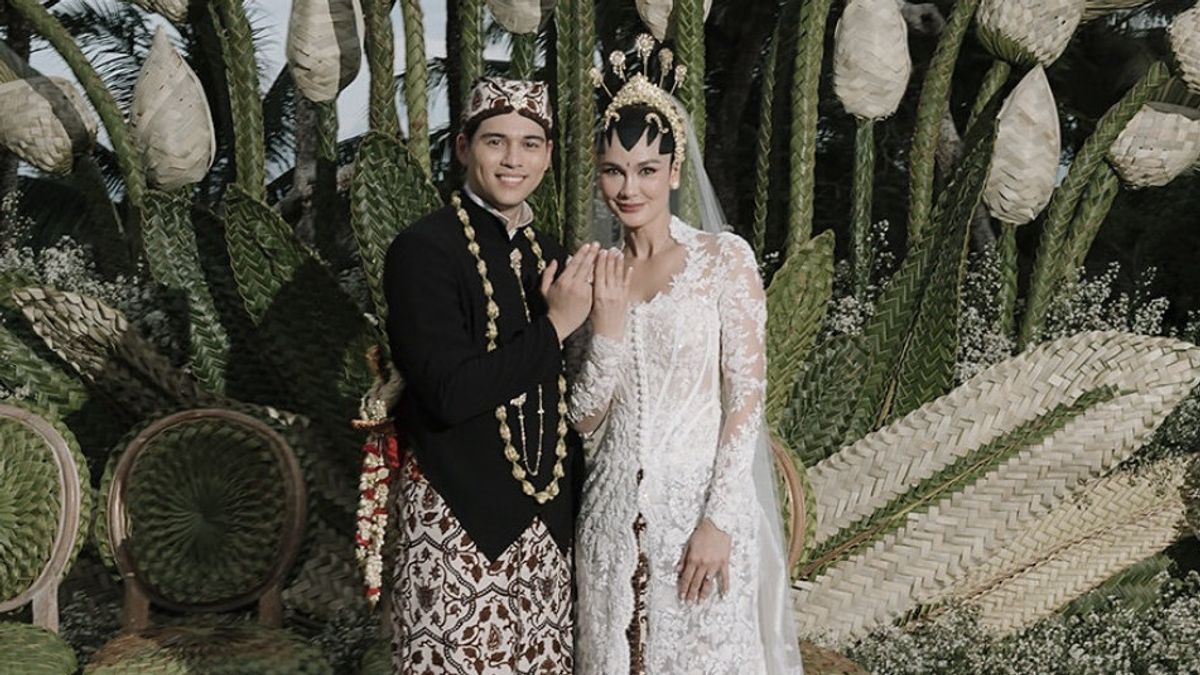 ルナ・マヤとマキシム・ブーティエ・ケンタンの結婚式のインドネシア文化を飾る