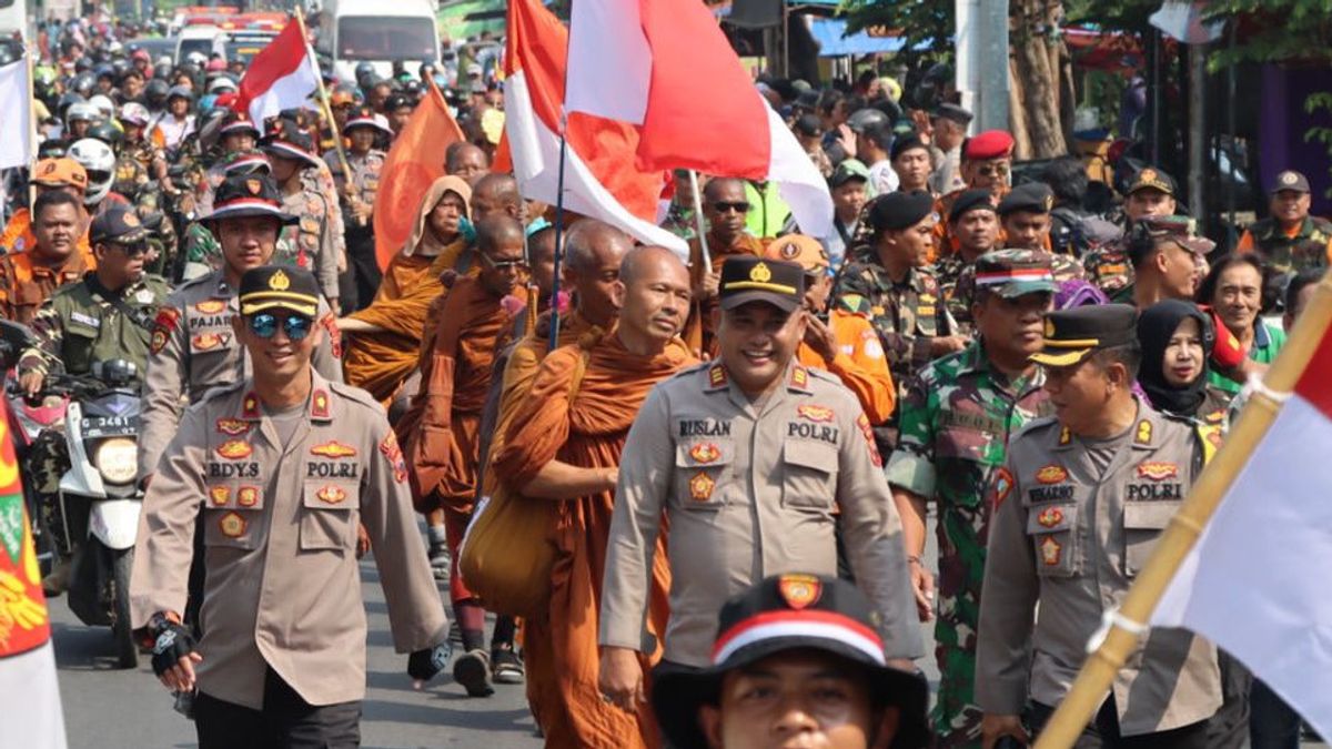 TNI And Police Guard 32TOMers On Foot Towards Borobudur Temple, Enthusiastic Residents Welcoming