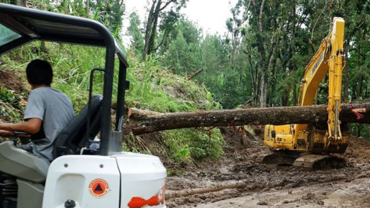 Maros-Bone Axis Road Users Are Asked To Use Alternative Paths To Avoid Landslide Materials