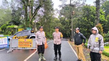 印度尼西亚：警察关闭了因山体滑坡而关闭的Cangar的Batu-Mojokerto通道