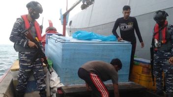 受损的珊瑚礁使用非法拖网渔船，2艘渔船在东亚齐Peureulak水域被印度尼西亚海军伏击