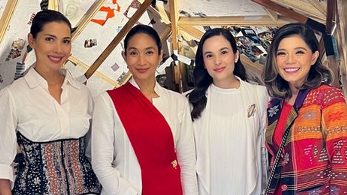 5 Portraits de Chelsea Islan, Happy Salma, Merry Riana et Nadia Mulya également saluent le pape François