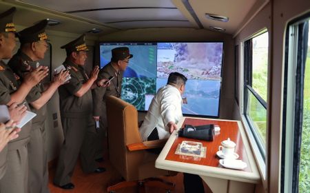 Kim Jong-un Tinjau Uji Coba Peluncur Roket Ganda Korea Utara dengan Sistem Pemandu Baru