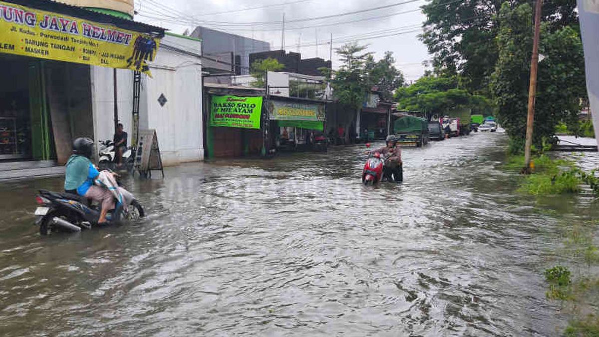 الفيضانات والرياح القوية ضربت سوماترا وجاوة منذ يوم أمس ، وتضرر الآلاف من المنازل