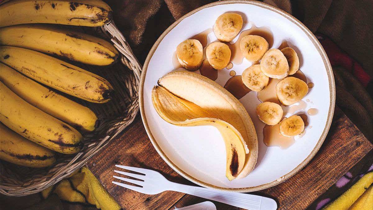Why Athletes Often Eat Bananas During Matches: Here's The Reason
