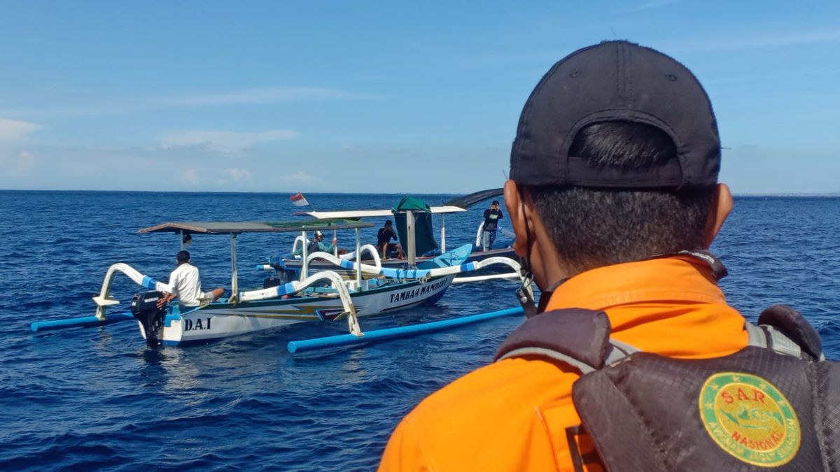 バリ島のヌサペニダ靴島で行方不明の漁師を発見