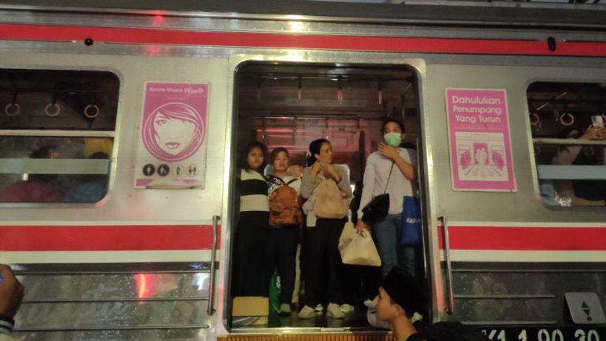 Duri-Tangerang Train Suddenly Stopped at Sebidang Rawa Buaya Crossing