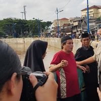 Mengikuti Anies Meninjau Warga Terdampak Banjir