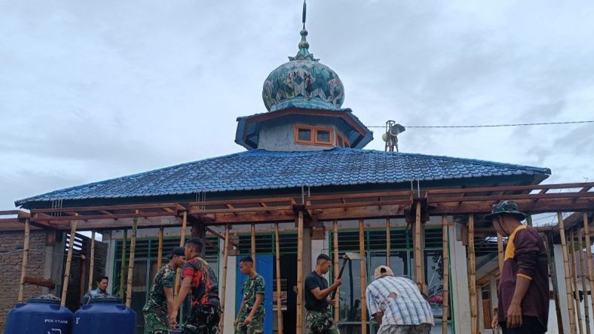 TNI Perbaiki Masjid di Tapanuli Selatan Jelang Ramadan