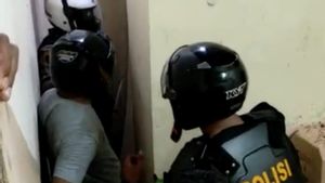 Polisi Kerahkan Water Cannon dan Tembakkan Peluru Karet Amankan ODGJ Mengamuk Bawa Golok di Denpasar