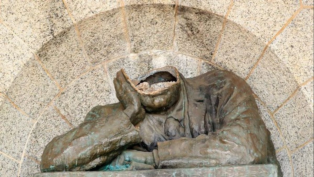 誰がイギリスのセシルローズ大佐の像を手に入れましたか？