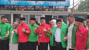 Bersama Rombongan, Sekjen PDIP Jalan Kaki ke Kantor PPP