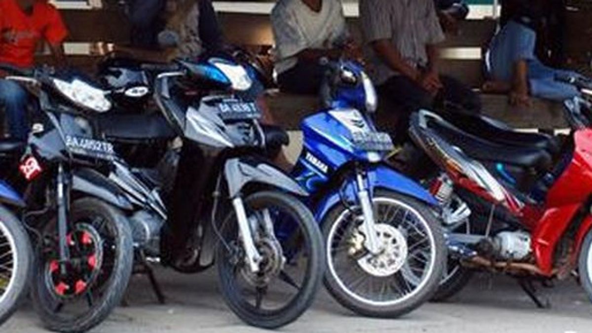 Les Chauffeurs De Moto-taxi Devant Le Village De Lubang Buaya Sont Hypnotisés Par Les Passagers