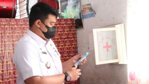 Bobby Nasution Sidak ke UKS SD Negeri, Temukan Obat Kadaluarsa