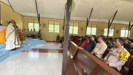 보안을 보장하기 위해 경찰은 파푸아 아이파트 지역의 난민들을 집으로 초대합니다