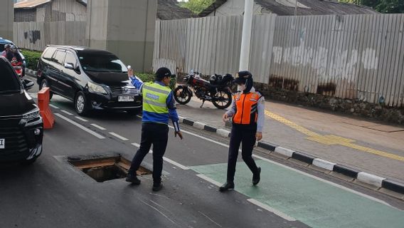 Penutup Gorong-gorong di Tengah Jalan MH Thamrin Hilang Dicuri