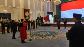 Prabowo Saksikan Pengucapan Sumpah Adies Kadir Jadi Hakim MK