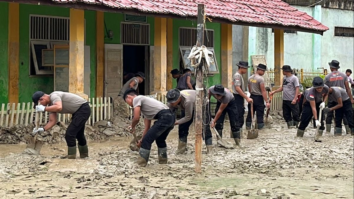 バントン地域警察のBKO Brimobの職員は、北アチェの洪水の影響を受けた学校で泥をきれいにします