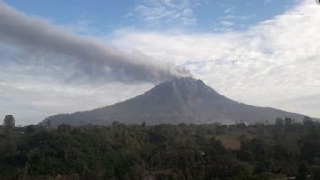 Chute De Cendres Du Mont Sinabung Observée Avec Une Distance De Lancement De 1 Km