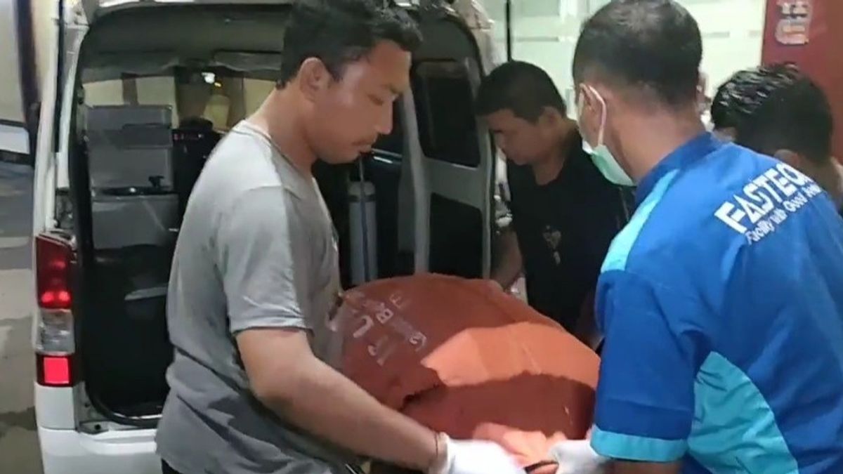 Le corps d'une femme éclaboussée enveloppée en plastique et en sac en ciment est arrivé à l'hôpital de la police pour une autopsie