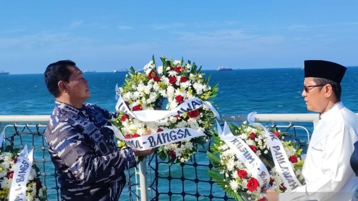 インドネシア共和国建国77周年のシリーズでは、海軍と6つの宗教の代表者が祈りを捧げ、英雄の奉仕を記念して花を蒔きました。