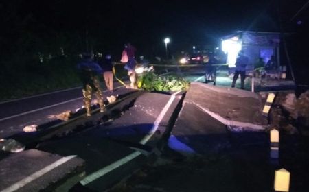 Jalan Penghubung Pamekasan Ambles Sepanjang 14 Meter, Retak 23 Meter