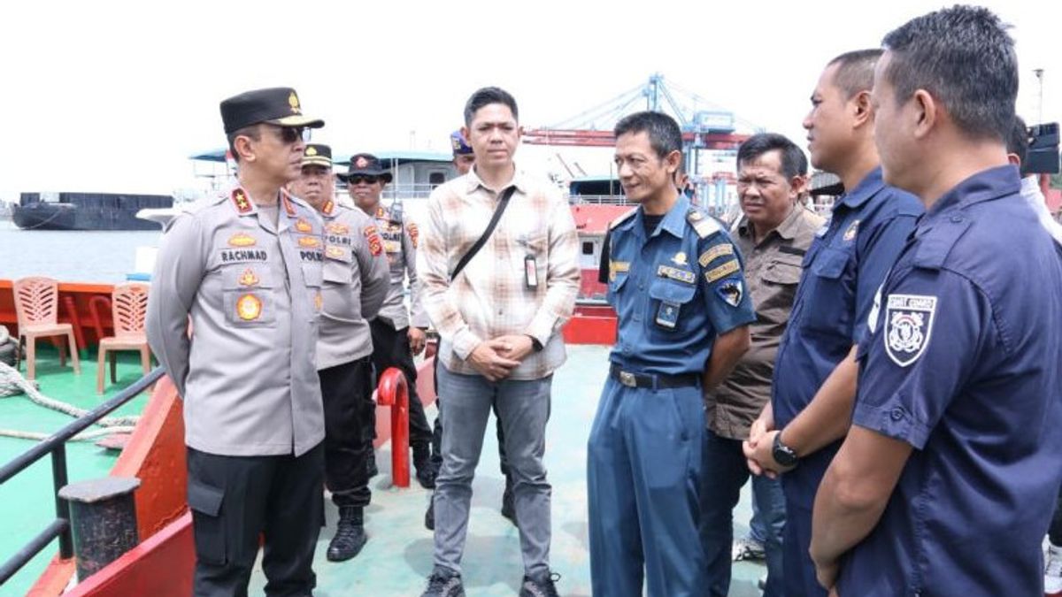 南苏门答腊地区警察拘留非法燃料运输船只