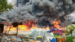 Pabrik Plastik di Kalideres Terbakar, 15 Unit Damkar Diterjunkan