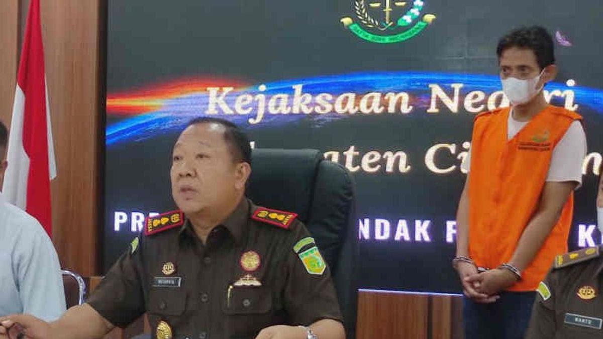 Kejari Tahan Tersangka Korupsi Dana Bantuan COVID-19 di Cirebon