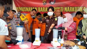 Polisi Blender Narkoba Senilai Rp2,5 Miliar Disaksikan 10 Tersangka dalam Pemusnahan Barbuk di Jambi 