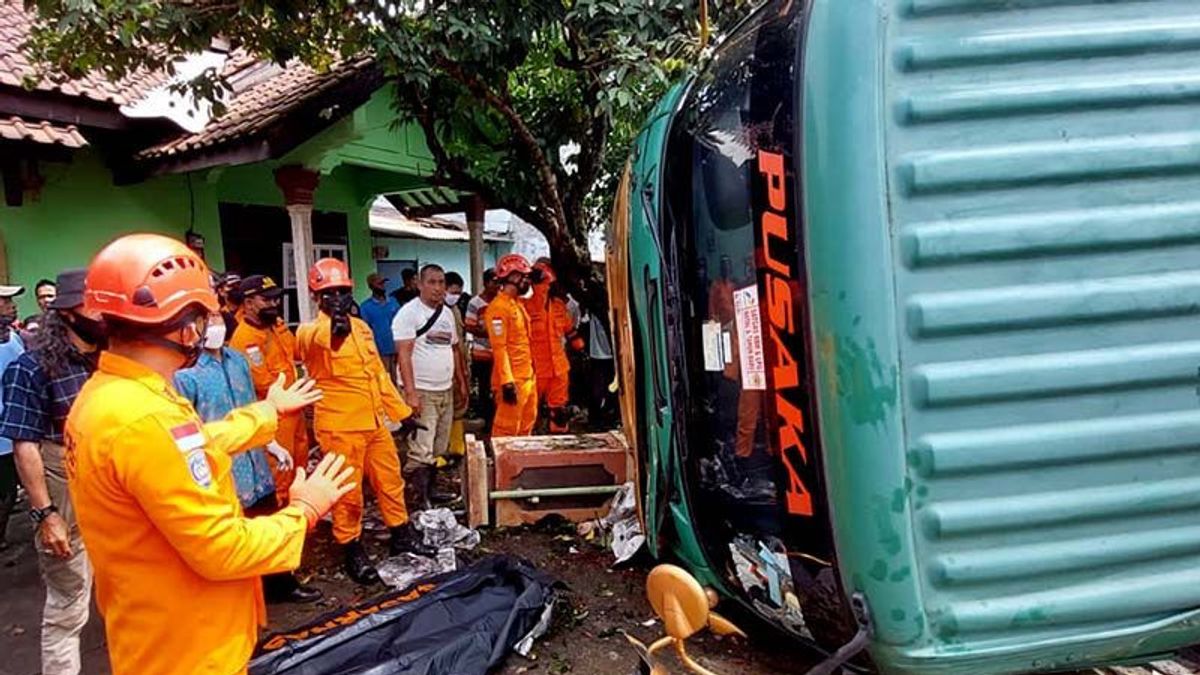 Horror! Accident On Jalan Maos Kidul Cilacap, 3 People Trapped By A Diesel Tanker Truck, It Took 1 Hour To Evacuate