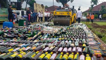 Bogor Police Destroy 5 Thousand Bottles Of Alcohol And 28 Thousand Firecrackers