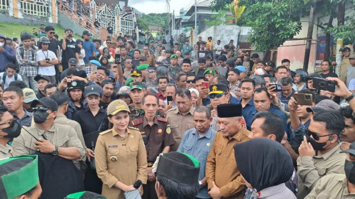 北マルクのマバ・サンガジ lの11人の住民の問題の根本を解体する:武器ではなく、先住民族の土地