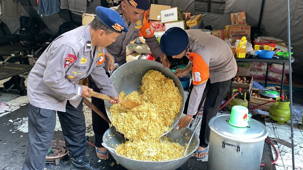 Sat Brimob Polda Jateng prépare 4 000 portions de riz et de sauce chaque jour pour les victimes des inondations de pluie