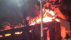 Toko Sparepart Motor di Cengkareng Terbakar, Petugas Masih Melakukan Pemadaman