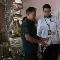 Nasabah PNM ULaMM Denpasar Sulap Limbah Kayu Pantai Jadi Kerajinan Bernilai Ekspor