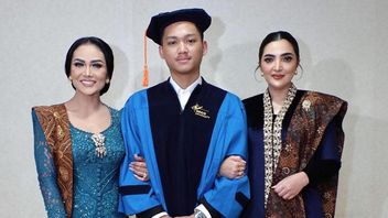  Berikan Bunga ke Kris Dayanti dan Ashanty Saat Wisuda, Azriel Hermansyah Menangis