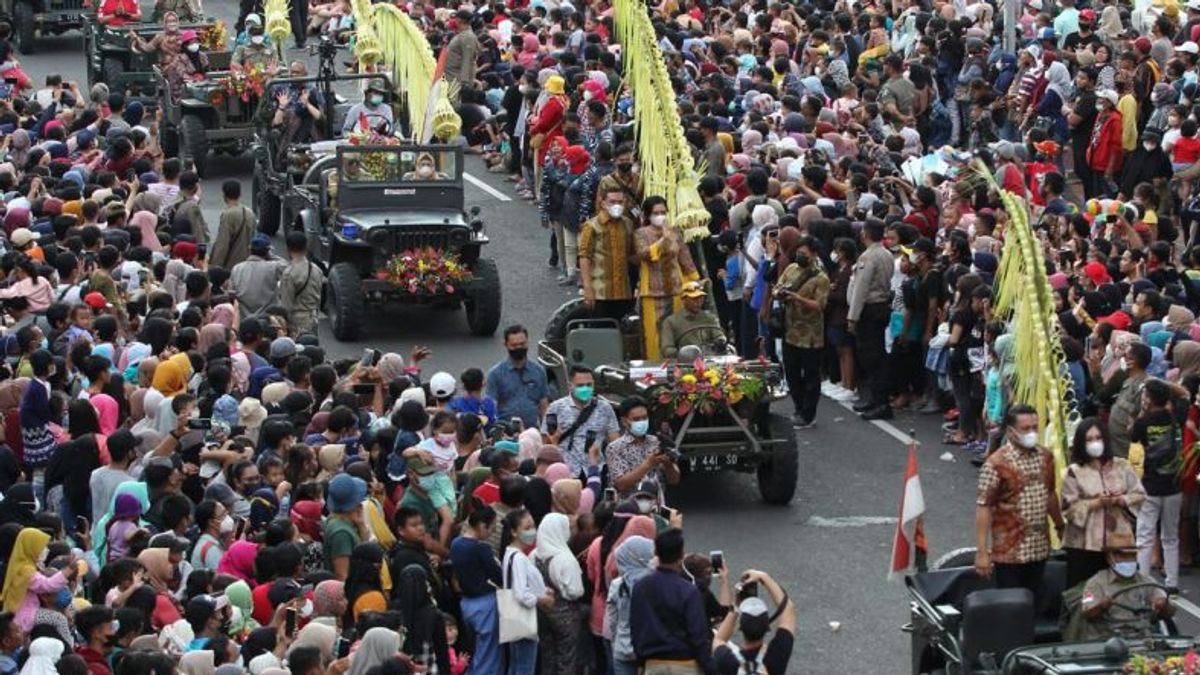 Residents Are Happy To Watch The Ornamental Car Parade That Enlivens The Surabaya Vaganza 2022