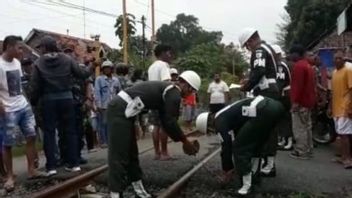 قتل أفراد من القوات المسلحة الإندونيسية وأطفالهم 2 الذين كانوا يركبون دراجات نارية بواسطة قطار Tawangalun في Probolinggo