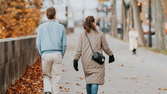  Cara Jalan Kaki dengan Benar untuk Bantu Kecilkan Perut Buncit