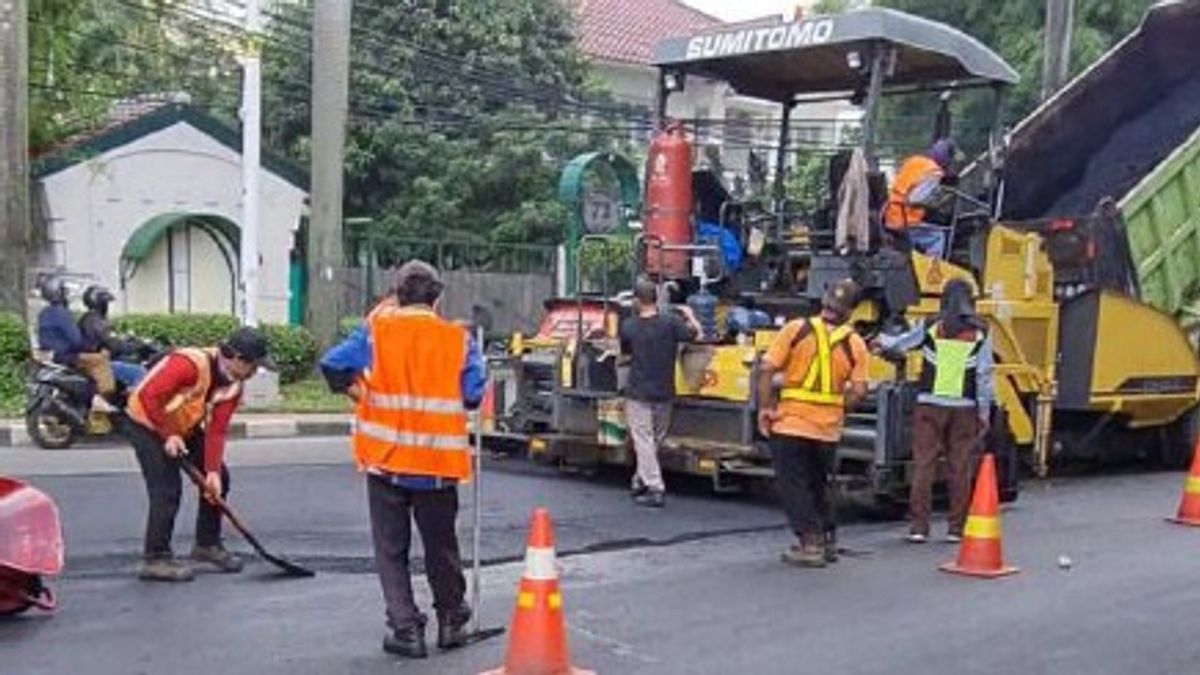 Early Morning Road Repairs In Front Of Tanjung Barat Station Make The Lenteng Line Congested