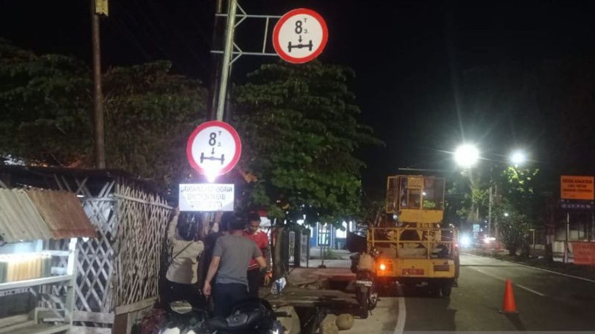 Bengkulu Transportation Service Installs Prohibition Rambu For Heavy Vehicles On Highways