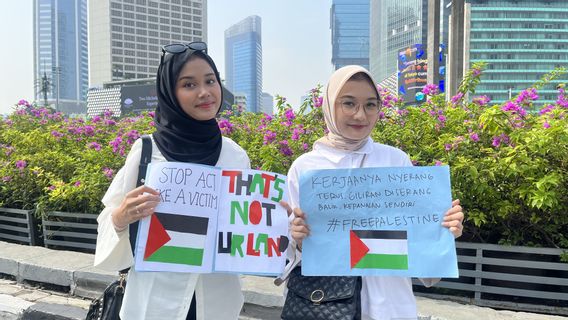 Massa Aksi Bela Palestina Long March Bawa Poster 'Kerjanya Nyerang-nyerang Terus, Diserang Kepanasan'